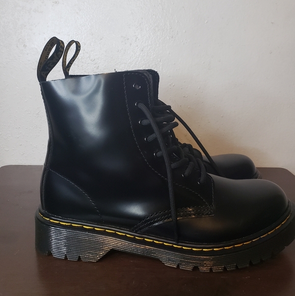 NWOT  Dr Martens - Picture 5 of 9